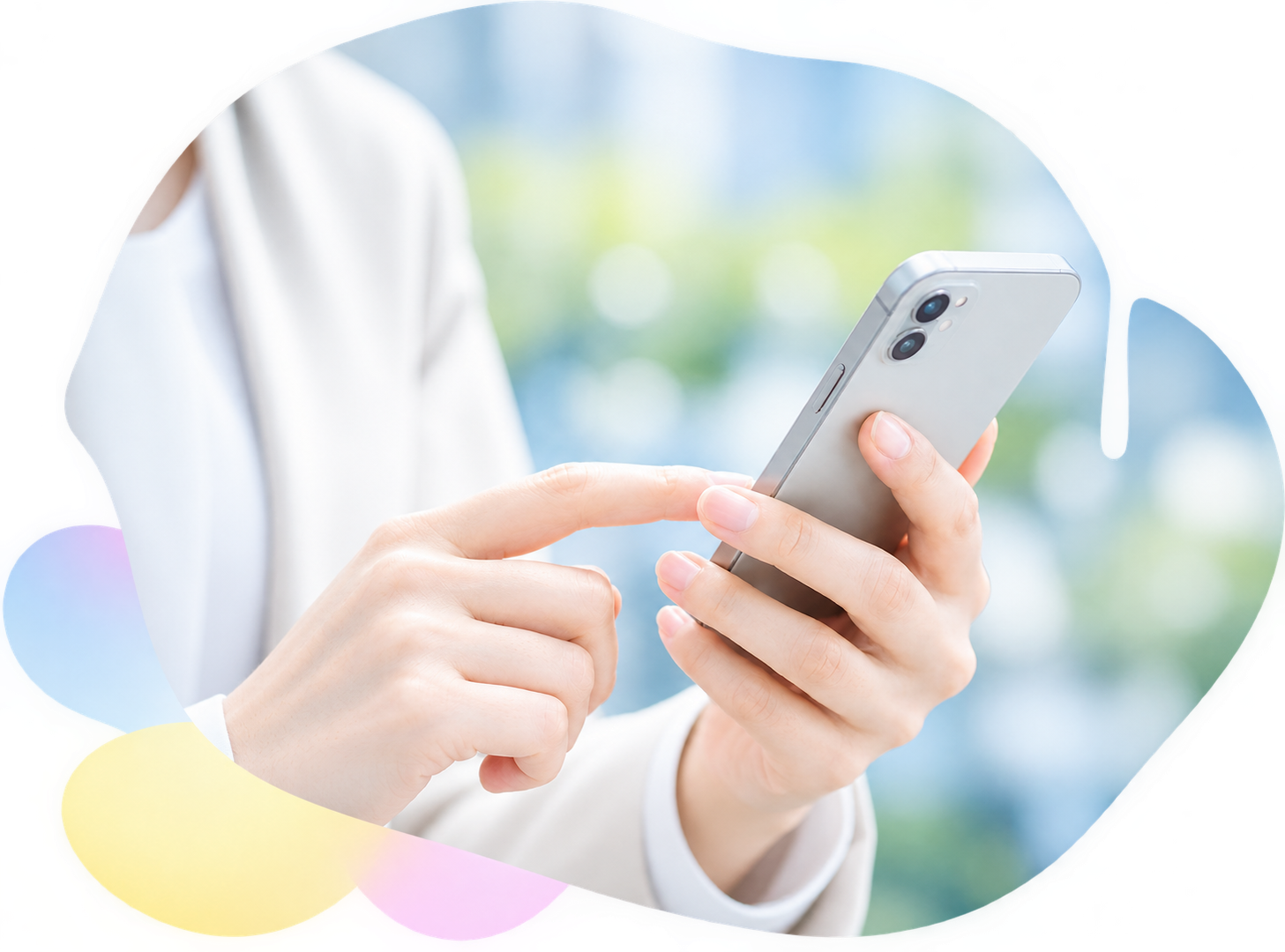 スマートフォンを手に微笑む女性
