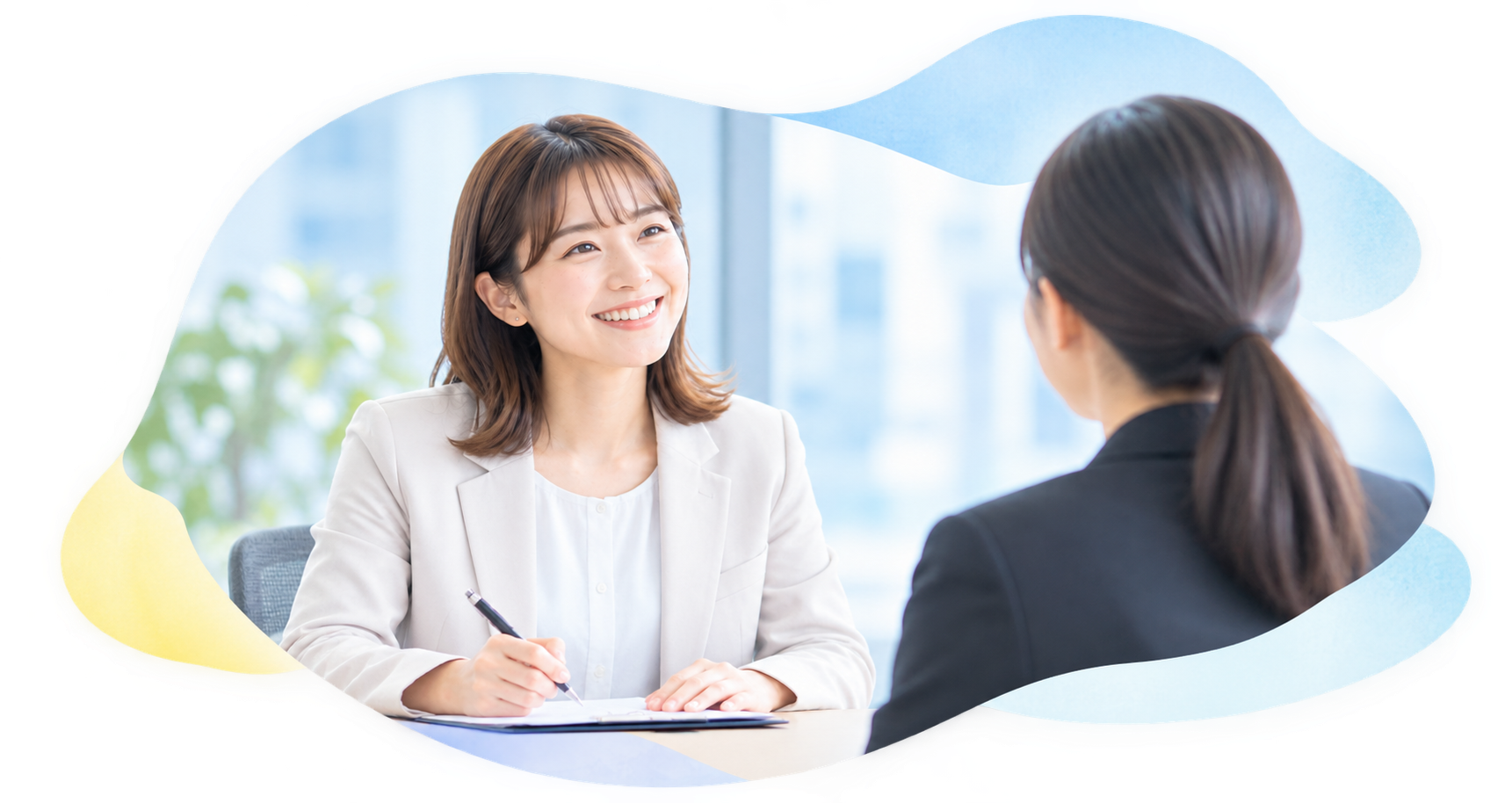 前を見つめる男女のビジネスパーソン