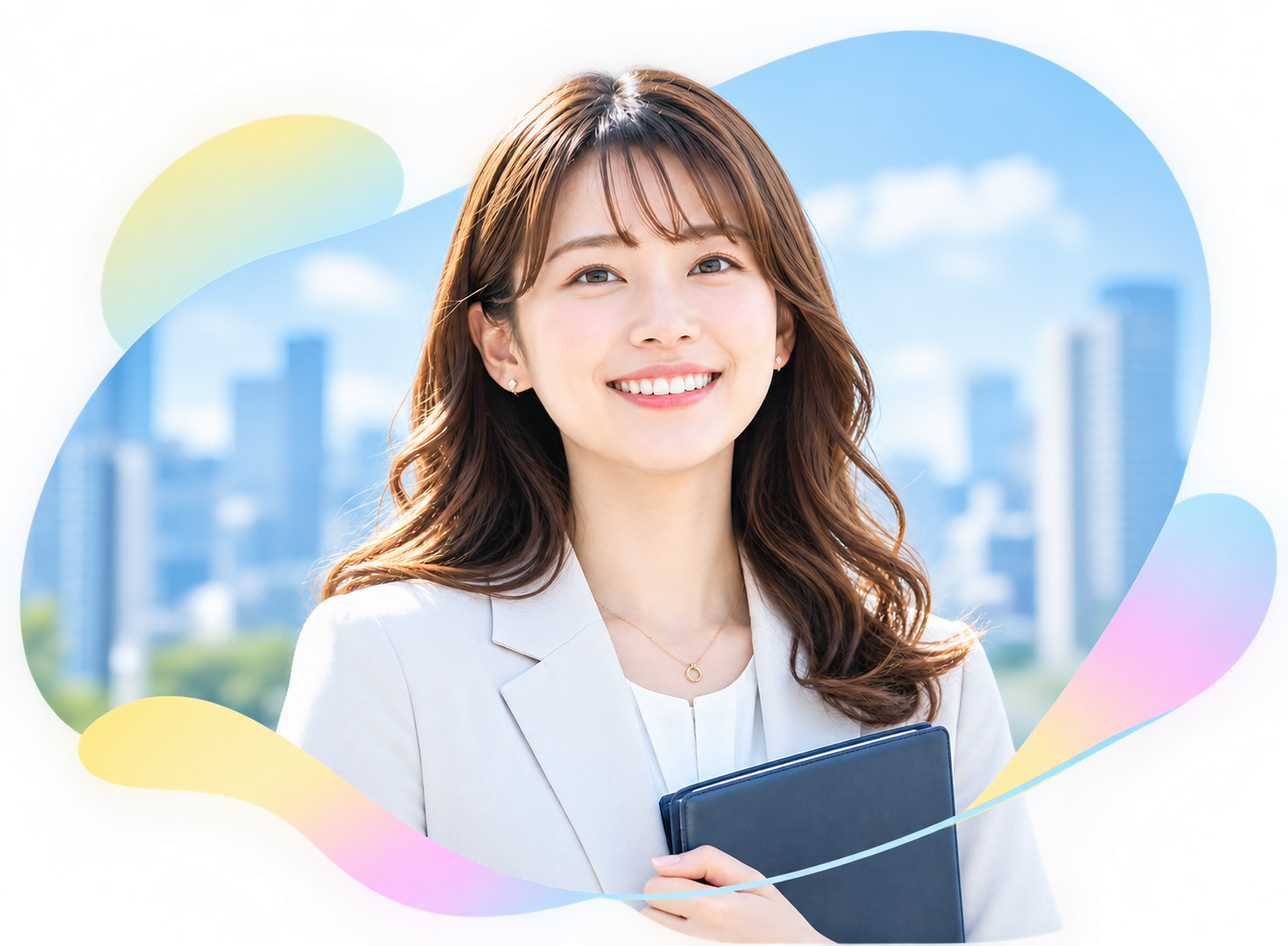 ビル街を背に微笑む女性