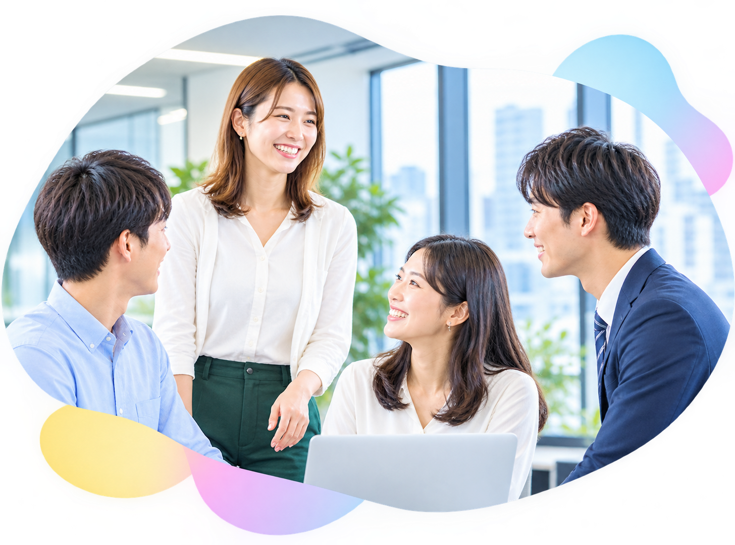 オフィスで談笑する社員たち